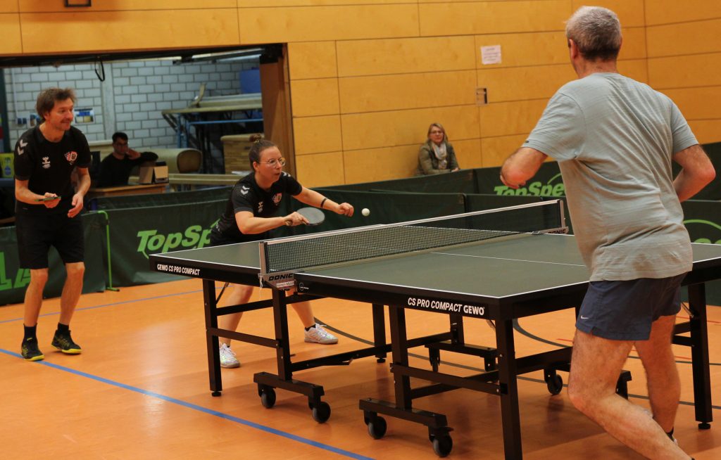 Foto zeigt die Peißenberger/Peitinger Spielerin im Doppel wo der Ball kurz vor dem Schläger sich befindet bei Auftreffen.