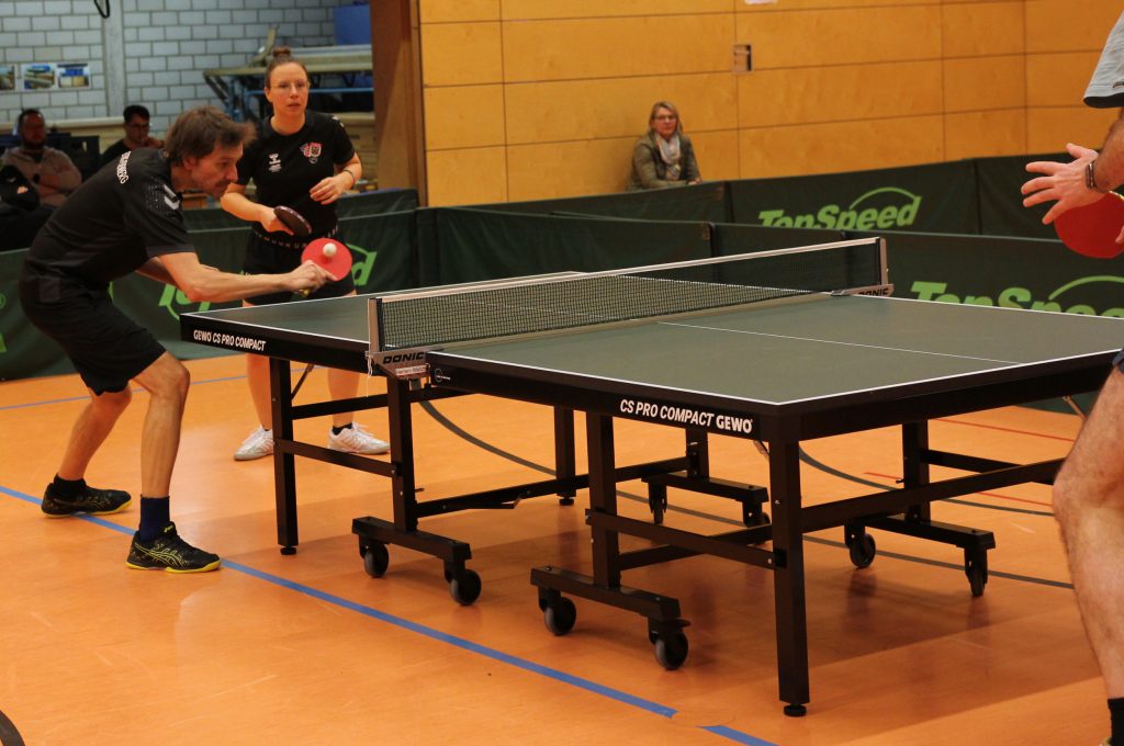 Foto zeigt die Peißenberger/Peitinger Spieler im Doppel wo der Ball kurz vor dem Schläger sich befindet bei Auftreffen.