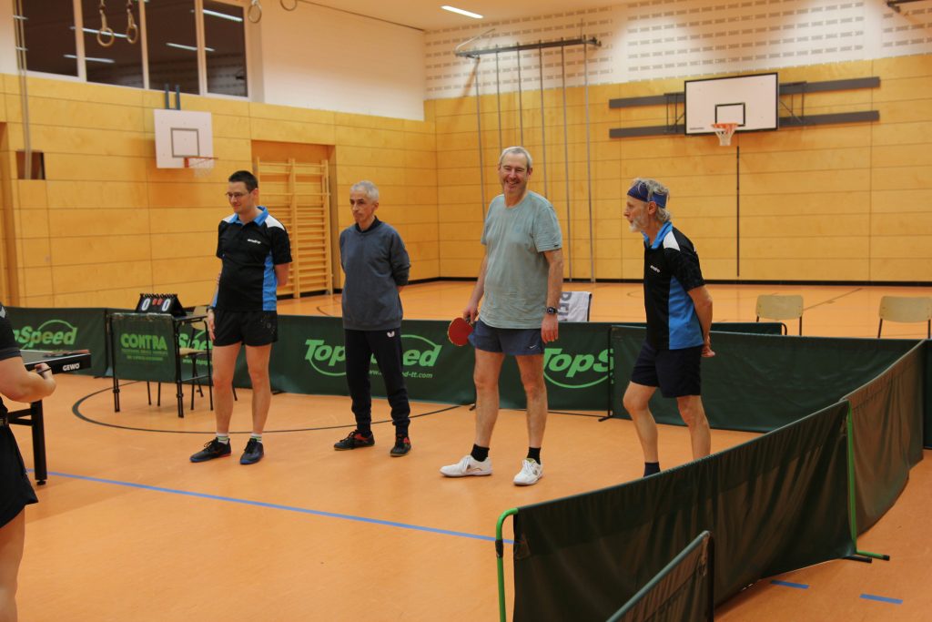 Foto zeigt vor Beginn die Begrüßung, hier stehen alle vier aktiven Spieler des TSV Penzberg.