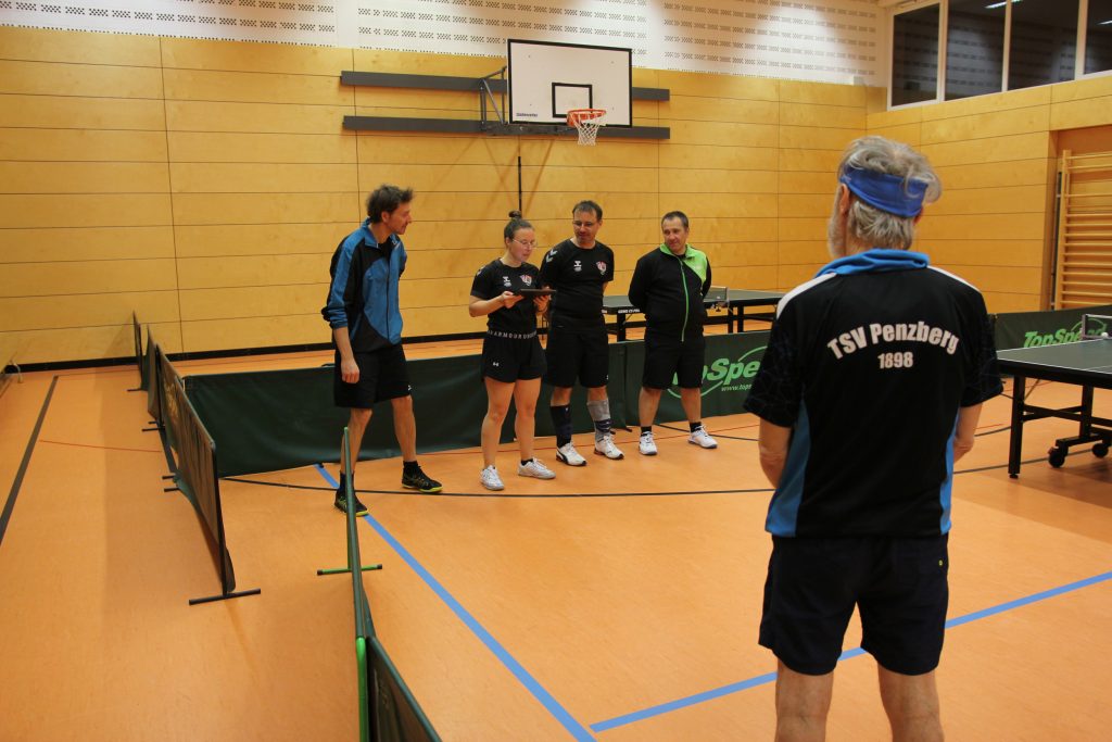 Foto zeigt vor Beginn die Begrüßung, hier stehen alle vier aktiven Spieler des TSV Peißenberg.