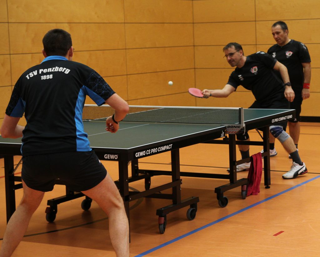 Foto zeigt die Peißenberger/Peitinger Spieler im Doppel wo der Ball kurz vor dem Schläger sich befindet bei Auftreffen.