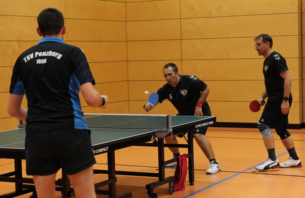 Foto zeigt die Peißenberger/Peitinger Spieler im Doppel wo der Ball kurz vor dem Schläger sich befindet bei Auftreffen.